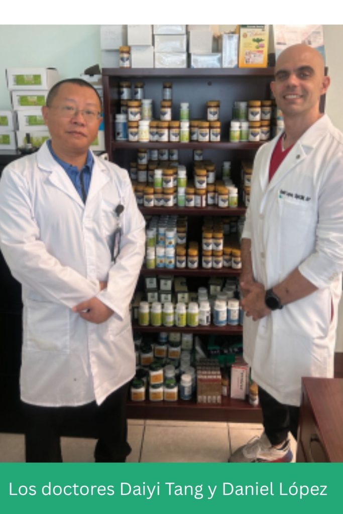 Los doctores Daiyi Tang y Daniel López